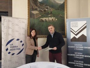 Pročitajte više o članku POTPISAN SPORAZUM O SARADNJI IZMEĐU BOSANSKOG KULTURNOG CENTRA U PRIJEDORU I FONDACIJE “LA TERRA NOSTRA” IZ SARAJEVA