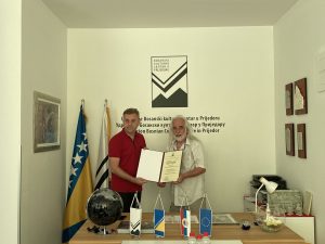 Pročitajte više o članku ISMETU KURTOVIĆU URUČENA POVELJA POČASNOG ČLANA „AMBASADOR ZA KULTURU“ BKC PRIJEDOR